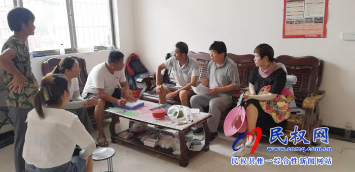 民權(quán)縣應(yīng)急管理局開展遍訪貧困戶活動(dòng) 民權(quán)縣應(yīng)急管理局開展遍訪貧困戶活動(dòng)
