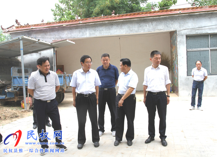 市人大常委會(huì)副主任、縣委書(shū)記姬脈常調(diào)研鄉(xiāng)鎮(zhèn)農(nóng)村人居環(huán)境改善及農(nóng)戶(hù)改廁等工作