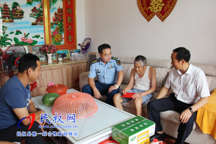 縣領(lǐng)導(dǎo)江靜亞、韓德勇到雙塔鎮(zhèn)慰問老復(fù)員退伍軍人
