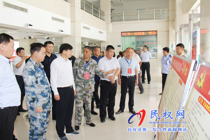 縣委副書記、縣長張團(tuán)結(jié)檢查指導(dǎo)征兵體檢工作