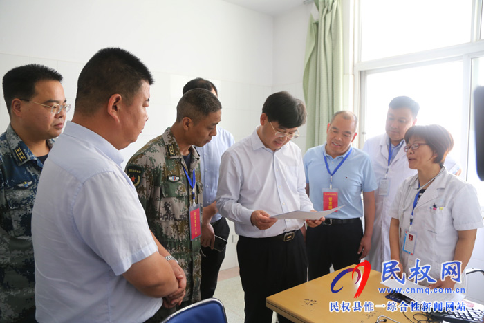 縣委副書記、縣長張團(tuán)結(jié)檢查指導(dǎo)征兵體檢工作