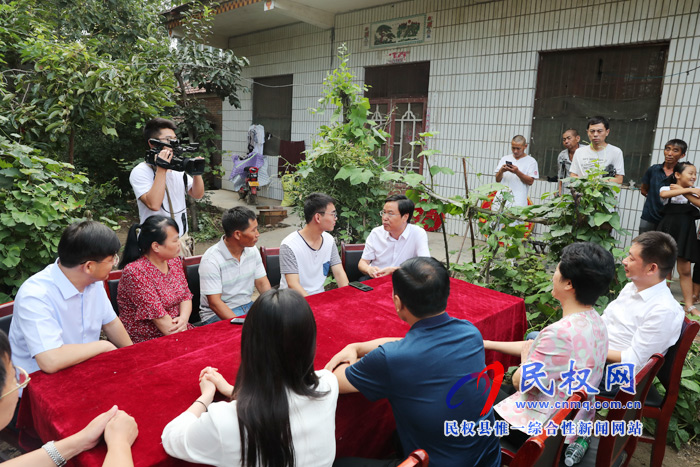 市人大常委會副主任、縣委書記姬脈常慰問我縣考入“清華大學(xué)”優(yōu)秀學(xué)子賈凱
