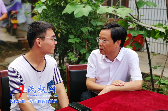 市人大常委會副主任、縣委書記姬脈常慰問我縣考入“清華大學(xué)”優(yōu)秀學(xué)子賈凱