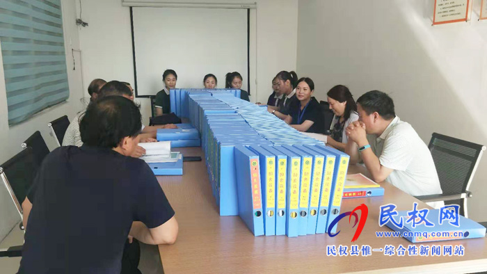 縣人大評議調(diào)研組蒞臨民東新區(qū)實驗幼兒園調(diào)研??? 縣人大評議調(diào)研組蒞臨民東新區(qū)實驗幼兒園調(diào)研???