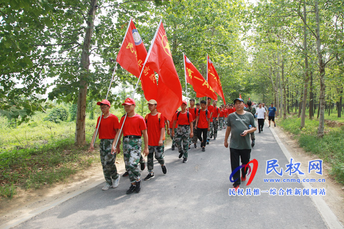 副縣長朱琳參加民權(quán)高中“遠足勵志行”活動 副縣長朱琳參加民權(quán)高中“遠足勵志行”活動