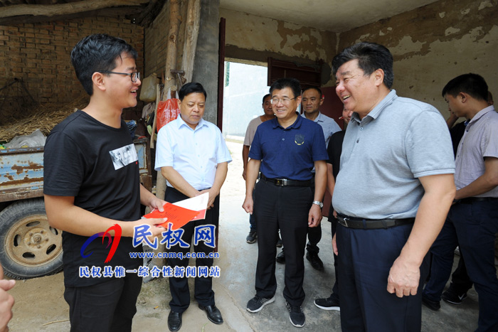 市人大常委會(huì)副主任、市總工會(huì)主席劉沛到民權(quán)縣白云寺鎮(zhèn)小渾子村開展“三·五”基層工作日活動(dòng)