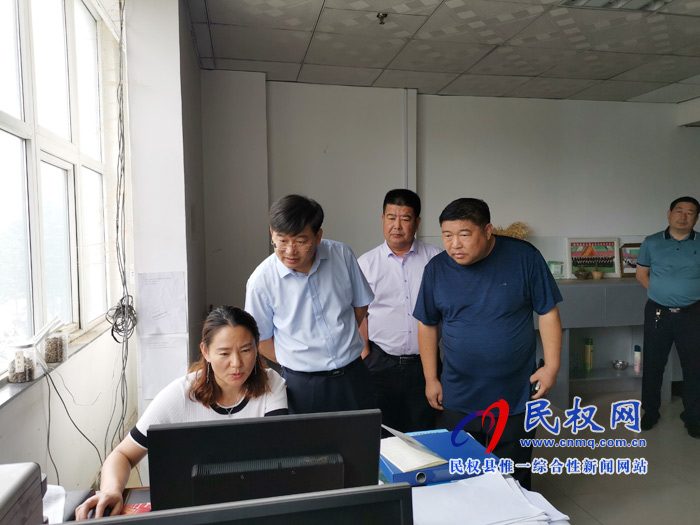 縣委副書記、縣長(zhǎng)張團(tuán)結(jié)調(diào)研環(huán)境保護(hù)工作