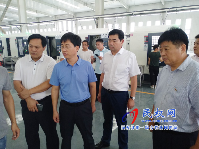 縣領(lǐng)導(dǎo)張愛軍調(diào)研高新區(qū)企業(yè)發(fā)展、產(chǎn)業(yè)扶貧、百城提質(zhì)工作