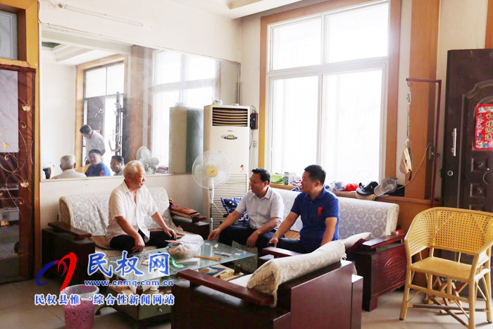 縣人大常委會副主任石克林、李新軍看望慰問部分離退休老干部