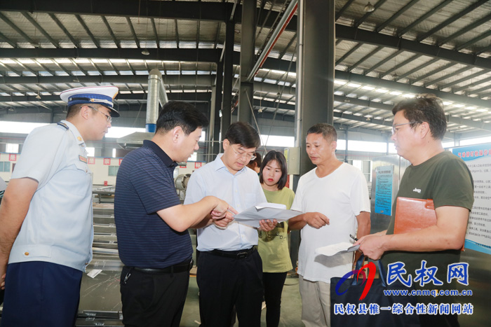 縣委副書記、縣長張團結(jié)對我縣企業(yè)安全生產(chǎn)工作進行檢查