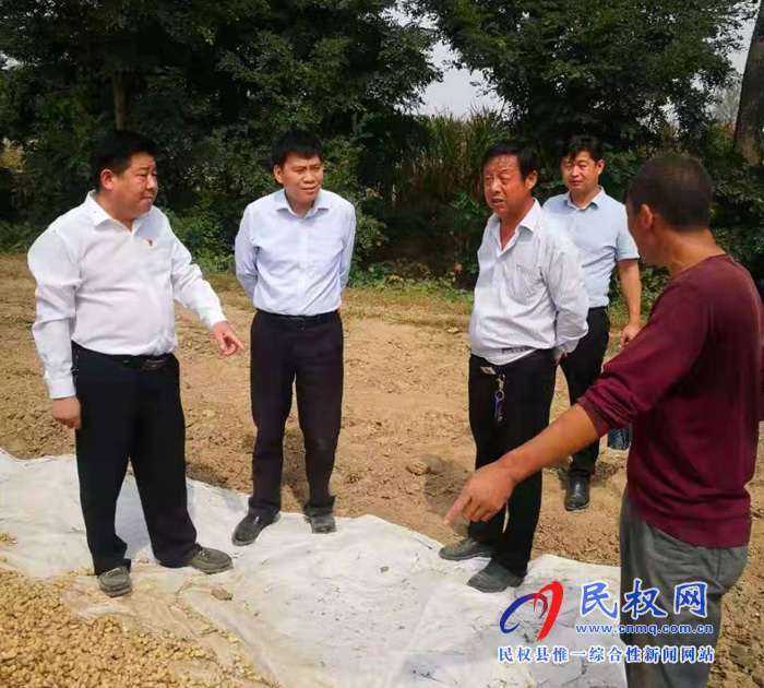 市委常務(wù)副秘書長、市委辦公室主任吳金山到人和鎮(zhèn)黃寨村開展“三?五”基層工作日活動