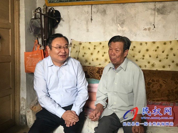 市委常委、常務(wù)副市長(zhǎng)吳祖明到我縣走訪慰問全國(guó)勞動(dòng)模范劉翔鳴