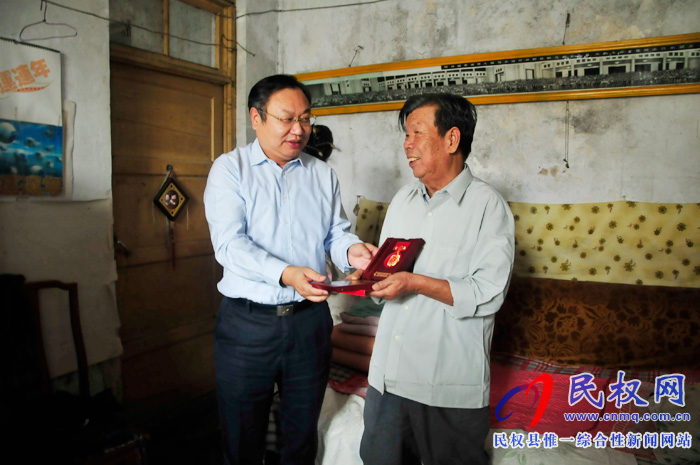 市委常委、常務(wù)副市長(zhǎng)吳祖明到我縣走訪慰問全國(guó)勞動(dòng)模范劉翔鳴
