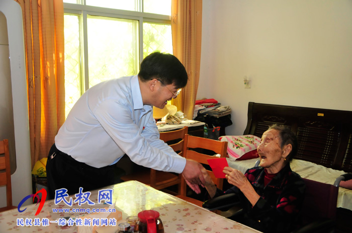 縣委副書記、縣長張團結(jié)看望慰問百歲老人
