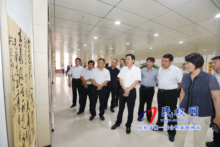 市人大常委會副主任、縣委書記姬脈常參觀慶祝新中國暨人民政協(xié)成立70周年書畫展