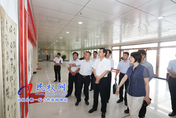 市人大常委會副主任、縣委書記姬脈常參觀慶祝新中國暨人民政協(xié)成立70周年書畫展