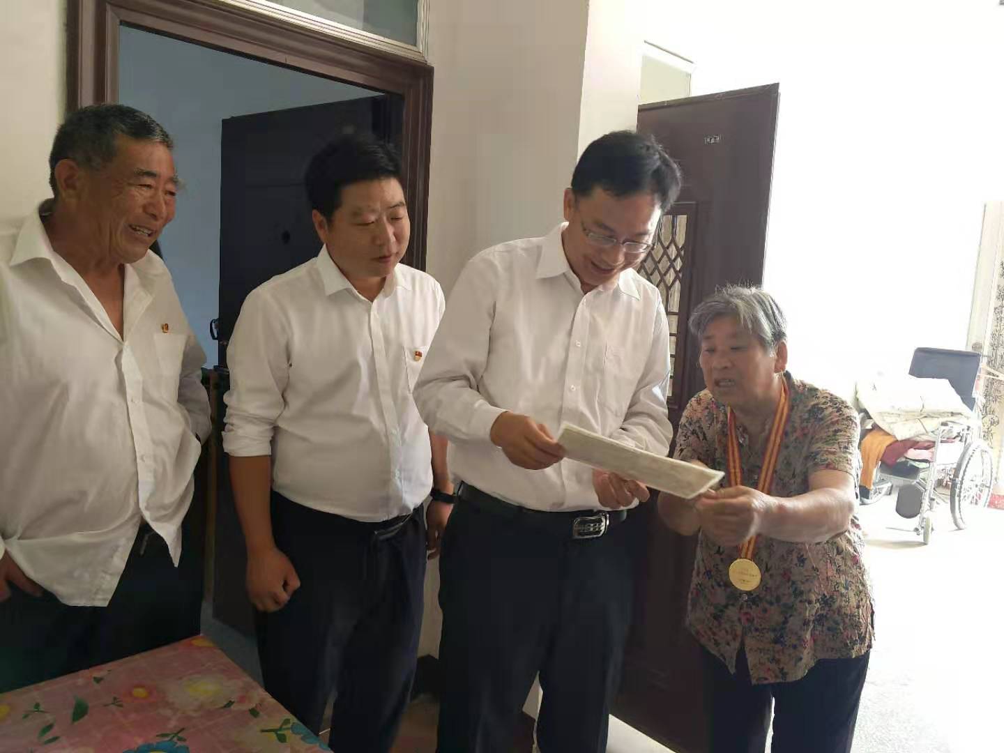 走訪慰問老黨員 濃濃關(guān)懷暖人心   縣委常委、紀(jì)委書記、監(jiān)察委主任張亞光到胡集鄉(xiāng)慰問老黨員