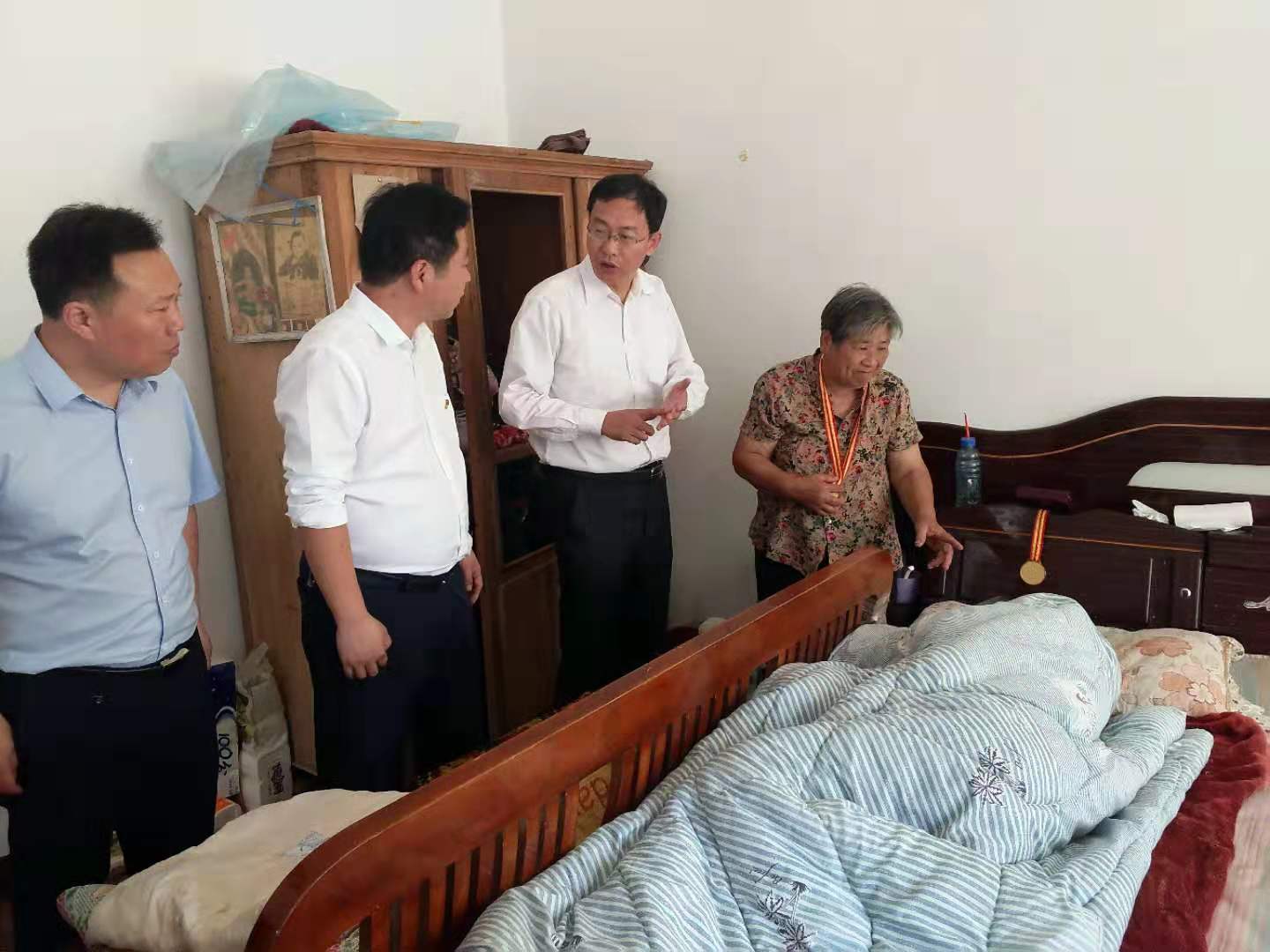 走訪慰問老黨員 濃濃關(guān)懷暖人心   縣委常委、紀(jì)委書記、監(jiān)察委主任張亞光到胡集鄉(xiāng)慰問老黨員