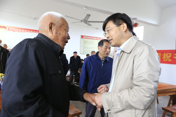 縣委副書記、縣長張團結重陽節(jié)慰問敬老院老人