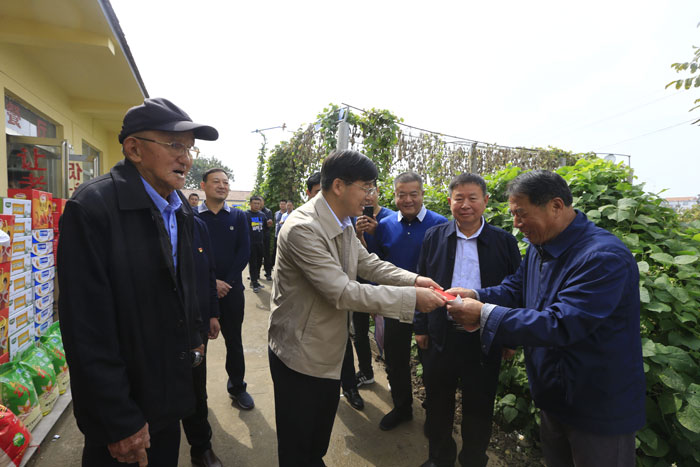 縣委副書記、縣長張團結重陽節(jié)慰問敬老院老人