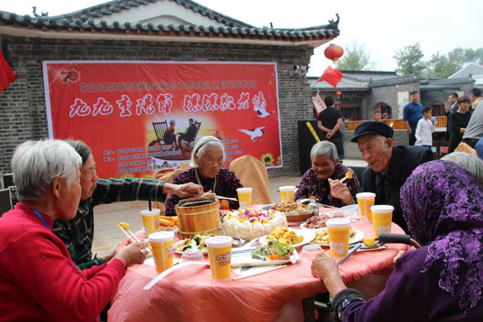 花園鄉(xiāng)趙洪坡村30位老人樂(lè)享“長(zhǎng)壽家宴” 花園鄉(xiāng)趙洪坡村30位老人樂(lè)享“長(zhǎng)壽家宴”