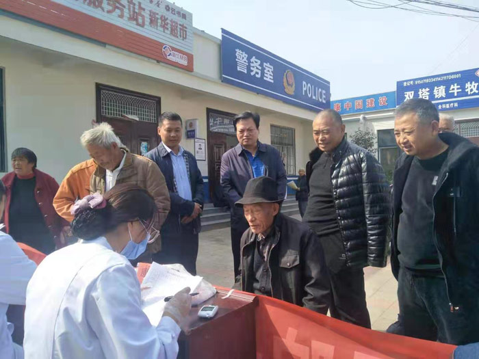 市應(yīng)急管理局駐雙塔鎮(zhèn)牛牧崗村工作隊(duì)組織開(kāi)展義診活動(dòng) 市應(yīng)急管理局駐雙塔鎮(zhèn)牛牧崗村工作隊(duì)組織開(kāi)展義診活動(dòng)