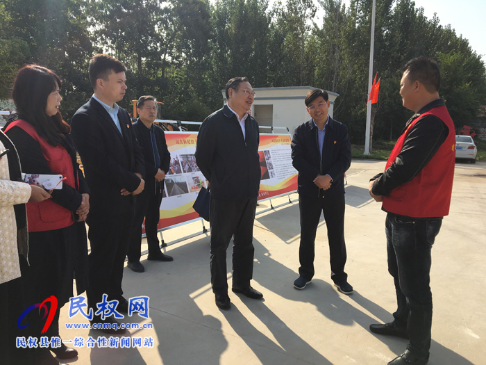 市委常委、常務(wù)副市長吳祖明到龍?zhí)伶?zhèn)邢莊村開展“三·五”基層工作