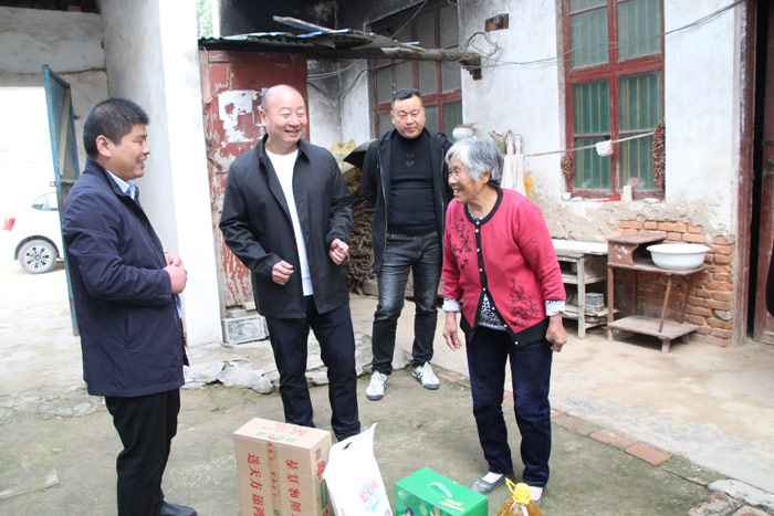 愛(ài)心企業(yè)扶貧日到花園鄉(xiāng)開(kāi)展“獻(xiàn)愛(ài)心、送溫暖”活動(dòng)
