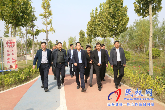 縣委常委、常務(wù)副縣長李啟峰查看我縣創(chuàng)建國家園林城市工作開展情況