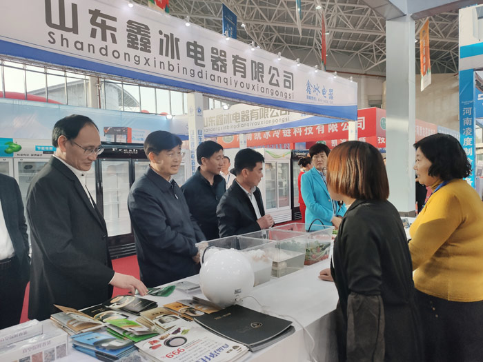 縣委副書(shū)記、縣長(zhǎng)張團(tuán)結(jié)走訪冷博會(huì)參展企業(yè)