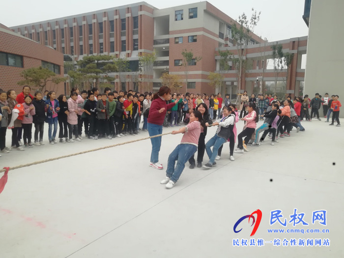 縣民族學(xué)校舉行拔河比賽活動 縣民族學(xué)校舉行拔河比賽活動