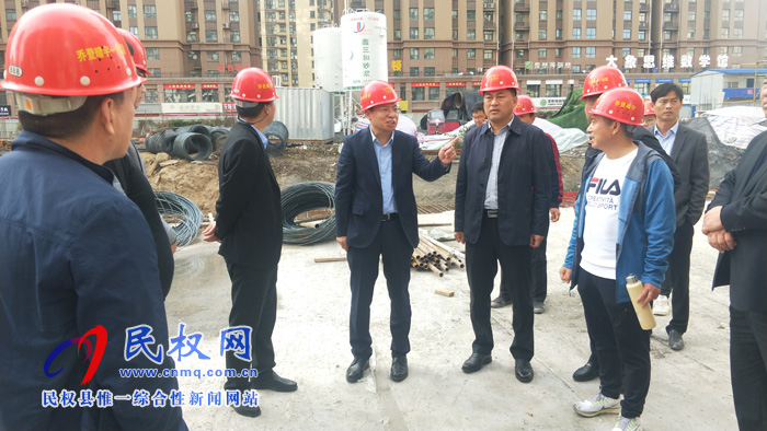 縣委常委、常務(wù)副縣長李啟峰檢查我縣重點項目、老舊小區(qū)和建筑工地?fù)P塵治理及安全生產(chǎn)工作