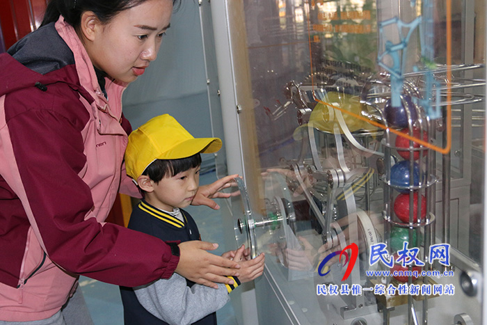 民東新區(qū)實驗幼兒園走進流動科技館感受科技魅力