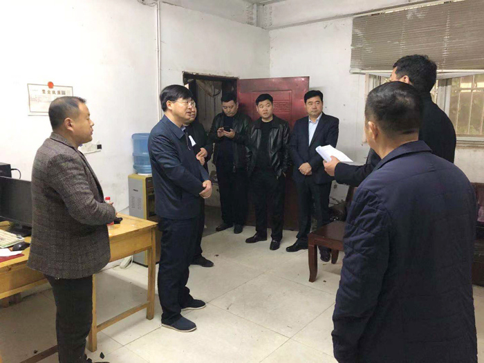 縣委副書記、縣長張團(tuán)結(jié)暗訪查處散亂污企業(yè)