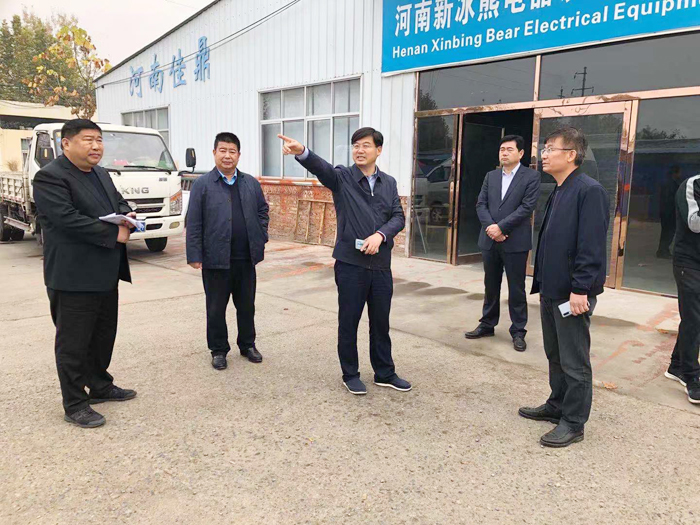 縣委副書記、縣長張團(tuán)結(jié)暗訪查處散亂污企業(yè)