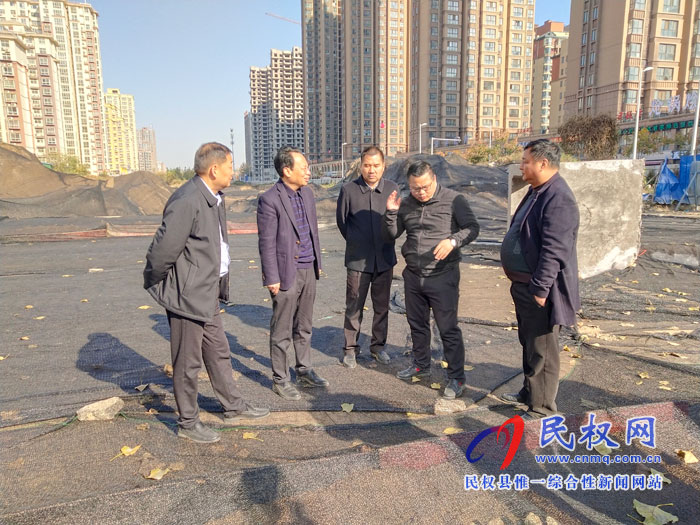 縣委常委、常務(wù)副縣長李啟峰查看城市揚塵治理情況