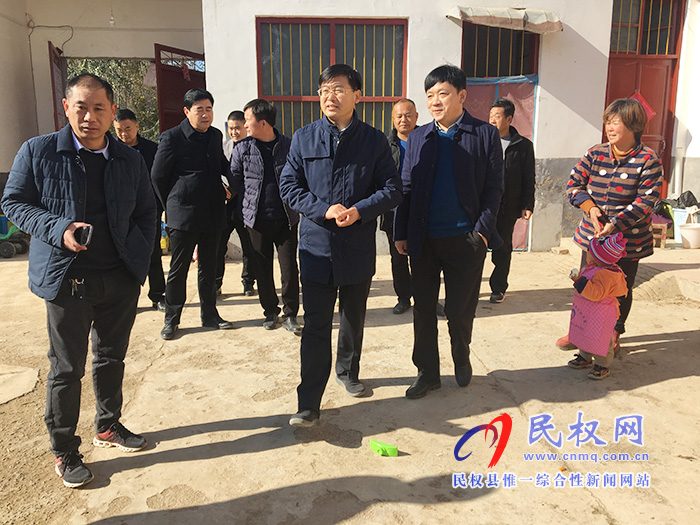 縣委副書記、縣長張團結(jié)查看人居環(huán)境改善工作開展情況