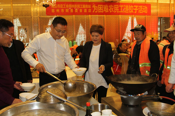 民權(quán)縣總工會鄭州農(nóng)民工服務(wù)站開展“冬至送餃子、情暖農(nóng)民工”活動
