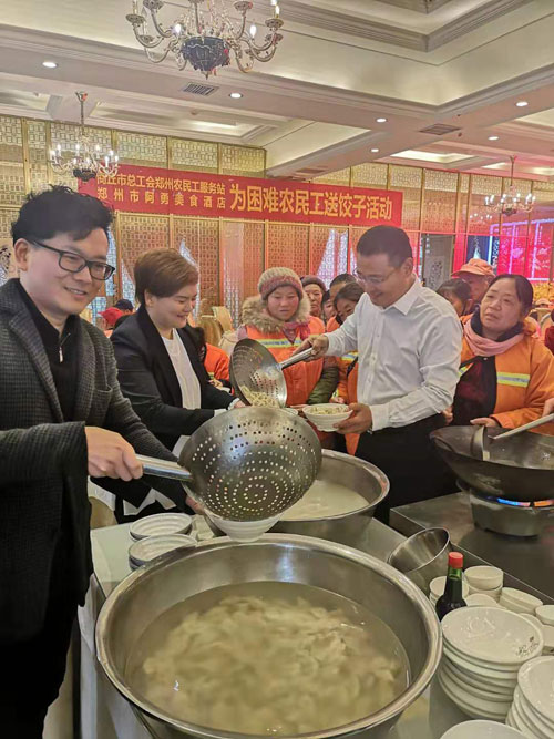 民權(quán)縣總工會鄭州農(nóng)民工服務(wù)站開展“冬至送餃子、情暖農(nóng)民工”活動