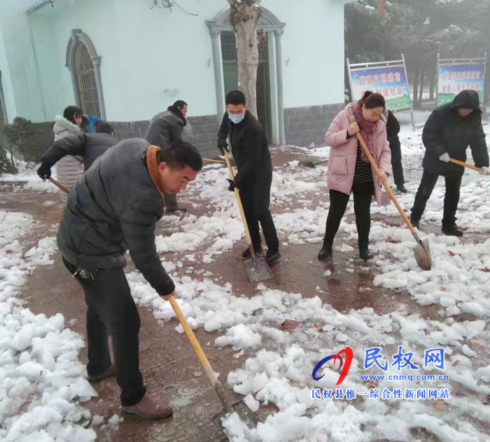 我縣各單位、各鄉(xiāng)鎮(zhèn)（街道辦）開展清掃積雪活動