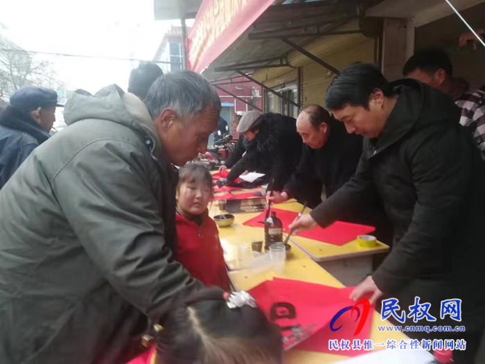 民權(quán)縣書法協(xié)會、雙塔小學(xué)狀元書院開展“為軍烈屬、復(fù)原軍人、貧困戶義寫春聯(lián)活動”