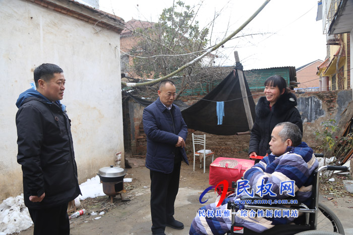 縣四大家領(lǐng)導走訪慰問特困居民、困難職工和企業(yè)軍轉(zhuǎn)干部