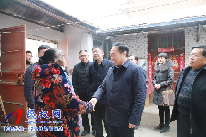 縣四大家領(lǐng)導走訪慰問特困居民、困難職工和企業(yè)軍轉(zhuǎn)干部