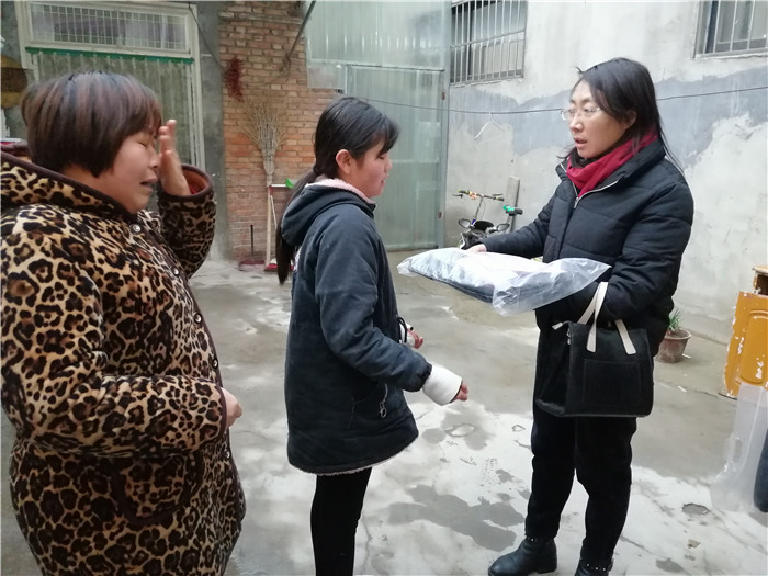 第三小學開展關(guān)愛困境學生送溫暖活動