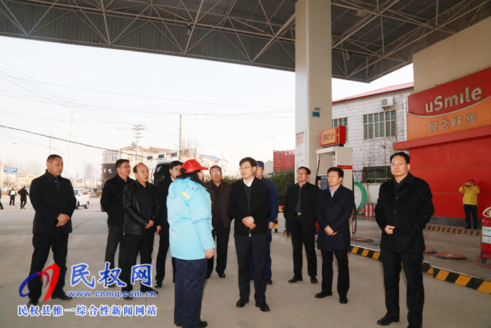 縣委副書記、縣長張團(tuán)結(jié)督導(dǎo)檢查節(jié)前市場供應(yīng)和安全生產(chǎn)工作