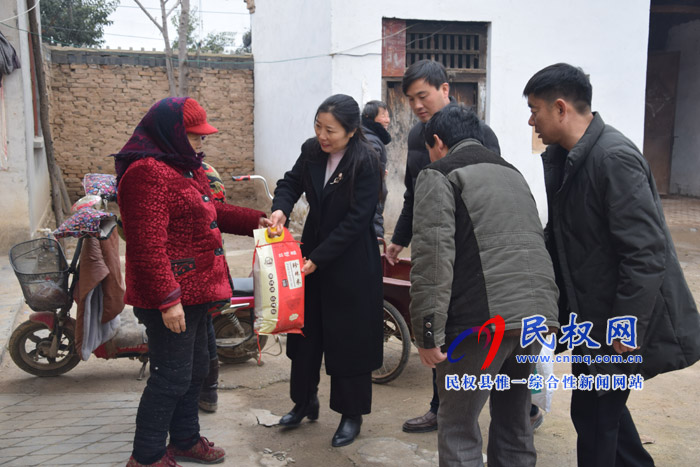 縣糧食收儲(chǔ)中心開展“送溫暖、獻(xiàn)愛心”活動(dòng)