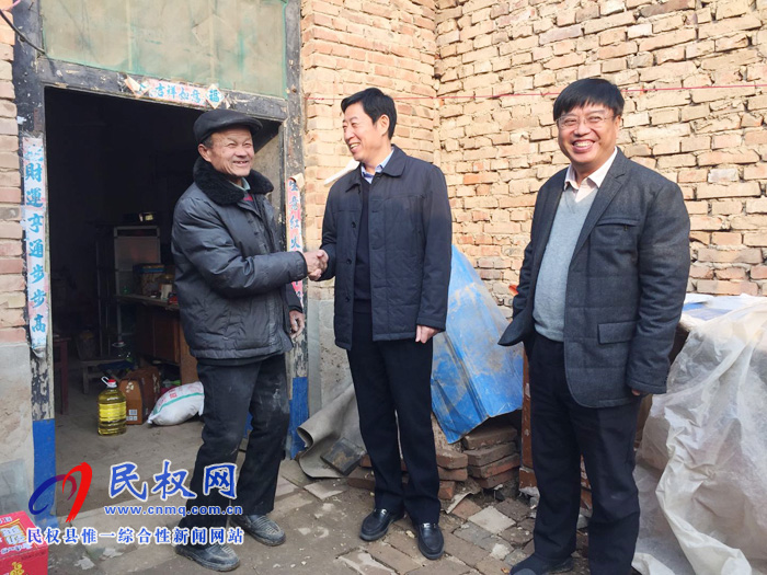 縣委常委、宣傳部長(zhǎng)屠志遠(yuǎn)一行到莊子鎮(zhèn)走訪慰問(wèn)貧困戶(hù)