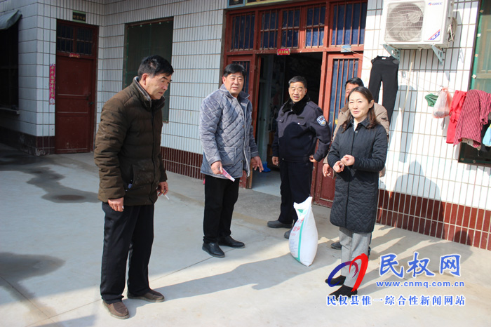 縣婦聯(lián)走訪慰問貧困戶助力溫暖過新年