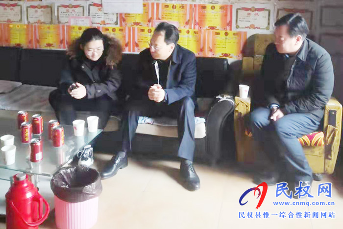 縣委常委、常務(wù)副縣長(zhǎng)李啟峰慰問“春蕾女童”鄭秋潔
