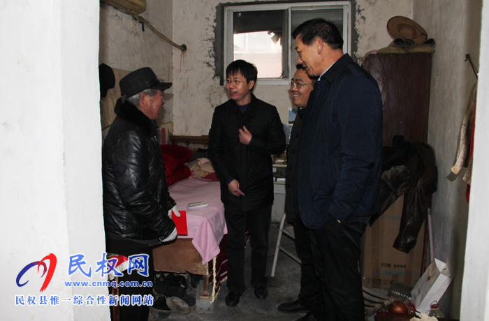 縣高新區(qū)常務(wù)副主任張愛(ài)軍到南華辦事處走訪慰問(wèn)貧困戶 縣高新區(qū)常務(wù)副主任張愛(ài)軍到南華辦事處走訪慰問(wèn)貧困戶